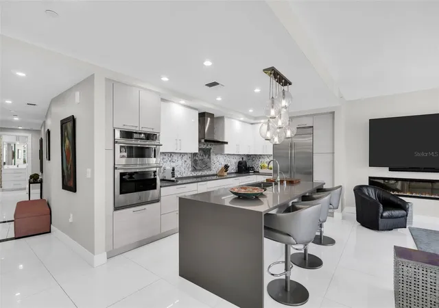 Listing Photo 4 - Condo for sale in building located at 100 1St Ave N, St. Petersburg, FL 33701 - Unit #305