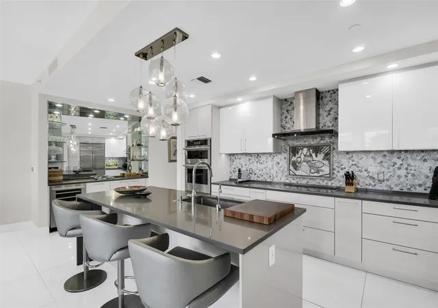 Listing Photo 5 - Condo for sale in building located at 100 1St Ave N, St. Petersburg, FL 33701 - Unit #305