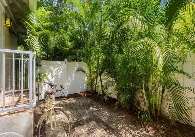 Photo 3 of House for sale at 406 10th Avenue NE, Saint Petersburg, FL 33701 | MLS# TB8549544 | Listing updated on 2026-10-08