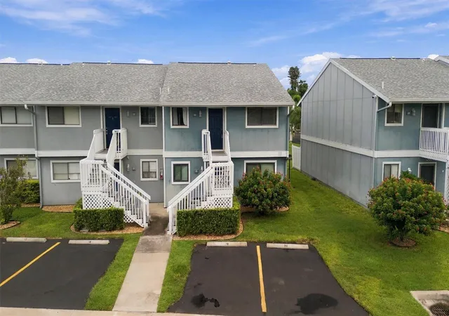 Photo 2 of Condo for sale at 6033 34th Street W #20, Bradenton, FL 34210 | MLS# A4706468 | Listing updated on 2026-09-19