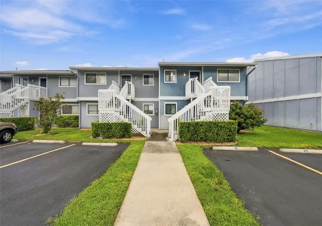 Photo 3 of Condo for sale at 6033 34th Street W #20, Bradenton, FL 34210 | MLS# A4706468 | Listing updated on 2026-09-19