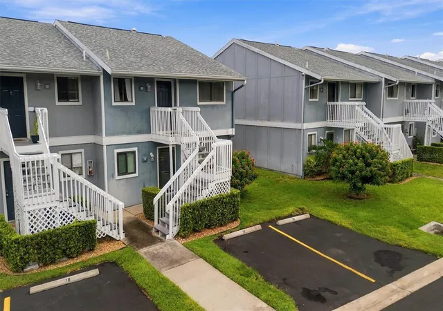 Photo 3 of Condo for sale at 6033 34th Street W #20, Bradenton, FL 34210 | MLS# A4706468 | Listing updated on 2026-09-19