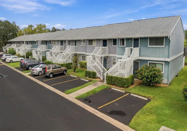 Photo 4 of Condo for sale at 6033 34th Street W #20, Bradenton, FL 34210 | MLS# A4706468 | Listing updated on 2026-09-19
