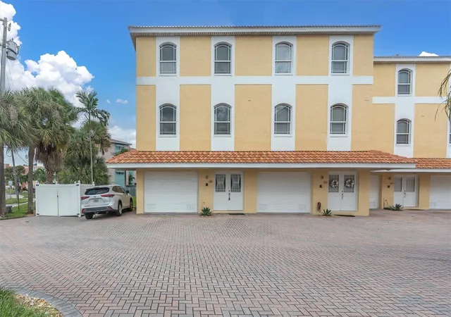 Photo 3 of Sale Pending at 11595 Gulf Blvd #1, Treasure Island, FL 33706 | MLS# TB8549565 | Listing updated on 2026-10-07