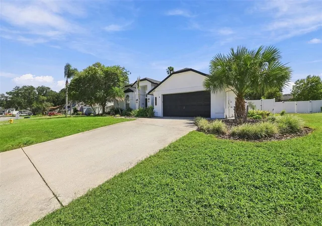 Photo 2 of Single family home for sale at 2722 Buckhorn Oaks Dr, Valrico, FL 33594 | MLS# TB8549570 | Listing updated on 2026-09-19