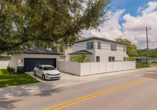 Photo 3 of Single family home for sale at 2222 Delaney Ave, Orlando, FL 32806 | MLS# O6442735 | Listing updated on 2026-10-06