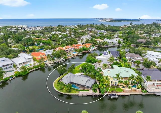 Photo 4 of Single family home for sale at 500 Venice Ln, Sarasota, FL 34242 | MLS# A4706491 | Listing updated on 2026-10-21