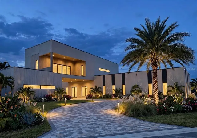 Photo 2 of Mansion for sale at 10932 Flint Ests Dr, Thonotosassa, FL 33592 | MLS# TB8549614 | Listing updated on 2026-10-02