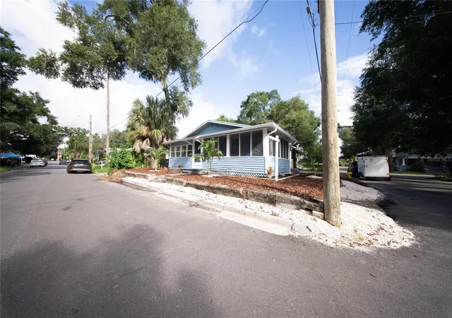 Photo 3 of Single family home for sale at 922 E Ida St, Tampa, FL 33603 | MLS# TB8549623 | Listing updated on 2026-10-05
