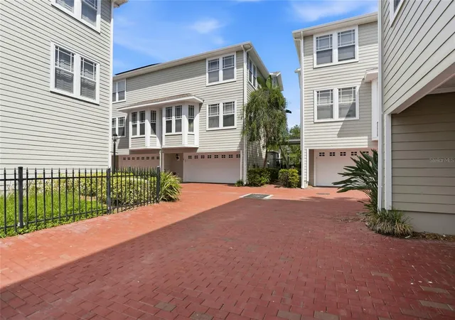 Photo 3 of Townhouse for sale at 3315 W De Leon St #18, Tampa, FL 33609 | MLS# TB8549627 | Listing updated on 2026-10-04