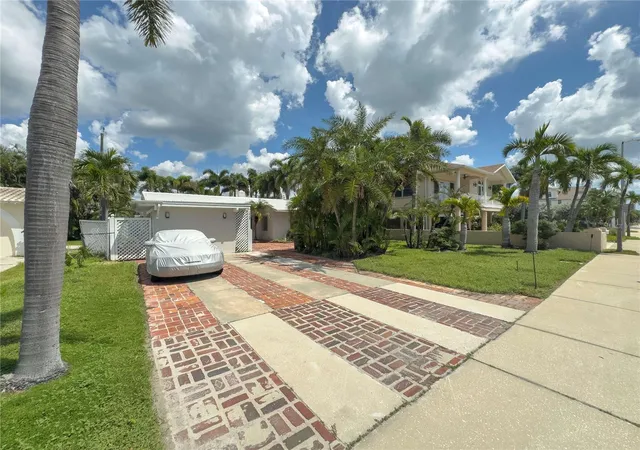 Photo 1 of Single family home for sale at 16107 Gulf Blvd, Redington Beach, FL 33708 | MLS# O6442783 | Listing updated on 2026-10-28