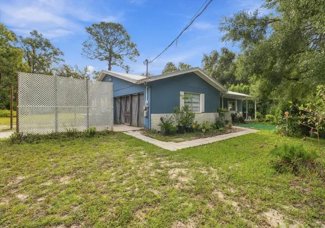 Photo 2 of Single family home for sale at 937 N Mcgowan Ave, Crystal River, FL 34429 | MLS# OM732457 | Listing updated on 2026-10-02