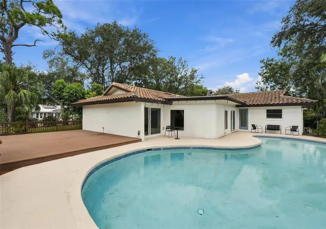 Photo 2 of Single family home for sale at 7220 Sunshine Dr S, Saint Petersburg, FL 33705 | MLS# TB8549675 | Listing updated on 2026-09-19