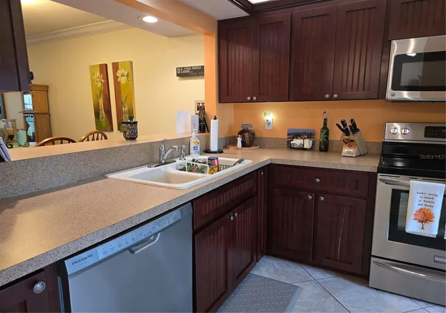 Listing Photo 4 - Condo for sale in building located at 756 Vlg Cir, VENICE, FL 34292 - Unit #102