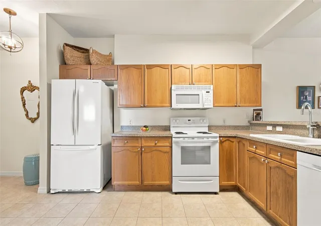 Photo 4 of Condo for sale at 316 8th Street S #304, Saint Petersburg, FL 33701 | MLS# TB8549708 | Listing updated on 2026-09-23