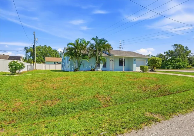 Photo 3 of Single family home for sale at 24 Clemson Rd, Venice, FL 34293 | MLS# A4706523 | Listing updated on 2026-10-01
