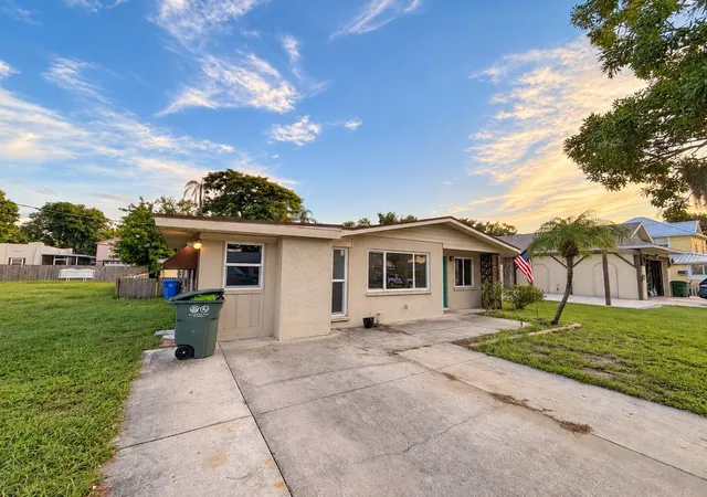 Photo 2 of Single family home for sale at 2921 7th Avenue W, Bradenton, FL 34205 | MLS# O6442844 | Listing updated on 2026-09-20