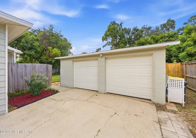Photo 2 of Single Family Residence at 711 Valley Frg Rd, Jacksonville, FL 32208 | MLS# O6442927 | | Sold on 2026-10-19