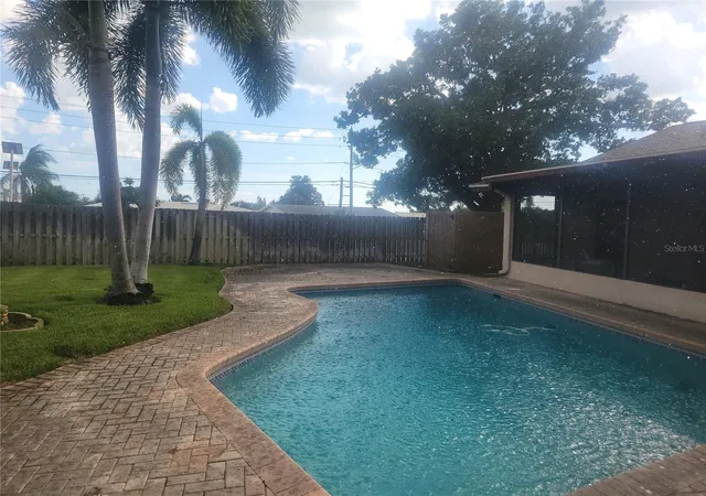 Photo 2 of Single family home for sale at 10209 Bay Hills Dr, Largo, FL 33774 | MLS# TB8549814 | Listing updated on 2026-10-02