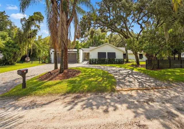Photo 2 of Single family home for sale at 104 E 1st Avenue, Windermere, FL 34786 | MLS# O6442932 | Listing updated on 2026-10-09