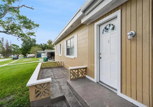 Photo 3 of Single family home for sale at 928 Vivian Ter, Deltona, FL 32725 | MLS# S5157855 | Listing updated on 2026-09-23