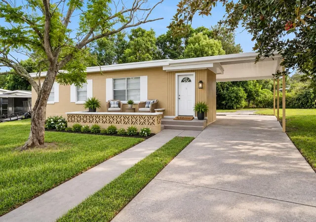 Photo 4 of Single family home for sale at 928 Vivian Ter, Deltona, FL 32725 | MLS# S5157855 | Listing updated on 2026-09-23