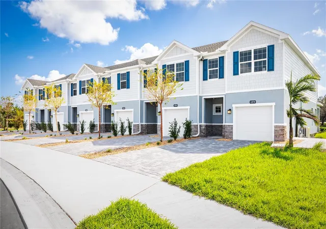 Photo 1 of Townhouse for sale at 12571 Amber Crk Cir, Bradenton, FL 34211 | MLS# W7889616 | Listing updated on 2026-09-18