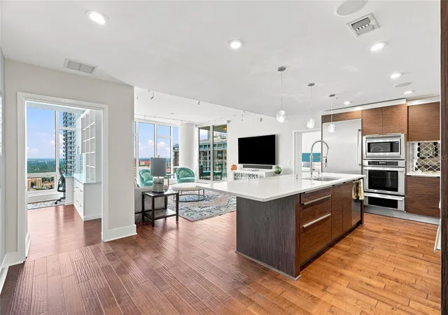 Photo 3 of Condo for sale at 175 1st Street S #2701, Saint Petersburg, FL 33701 | MLS# TB8549829 | Listing updated on 2026-09-19
