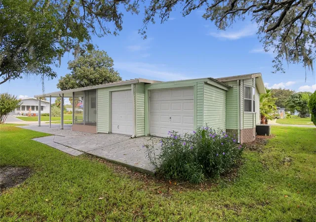 Photo 4 of Manufactured home for sale at 1537 E Schwartz Blvd, Lady Lake, FL 32159 | MLS# O6442941 | Listing updated on 2026-09-21