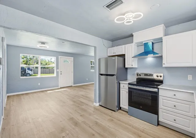 Photo 4 of Single family home for sale at 8143 Overlook Pl NE, Saint Petersburg, FL 33702 | MLS# TB8549864 | Listing updated on 2026-09-19