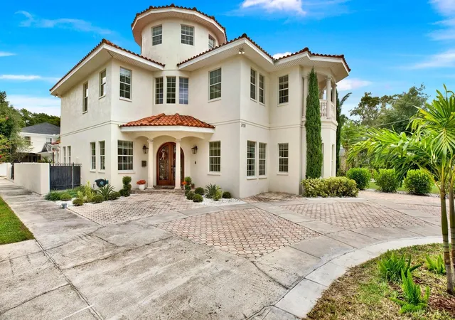 Single family home for sale at 2721 N Royal Ct, TAMPA, FL 33602 | MLS# TB8549876