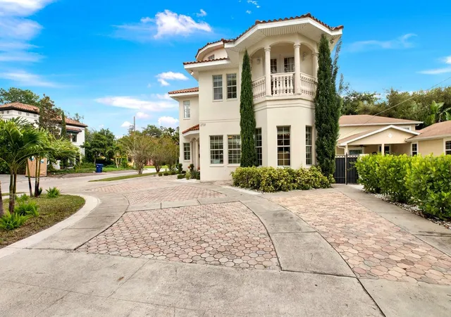 Photo 2 of Single family home for sale at 2721 N Royal Ct, Tampa, FL 33602 | MLS# TB8549876 | Listing updated on 2026-09-27