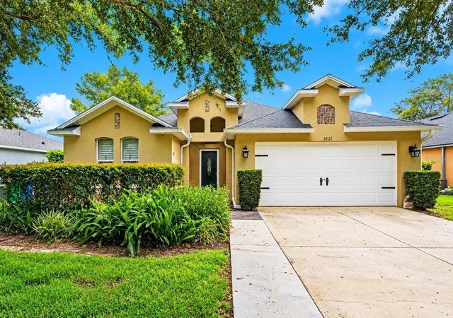 Photo 2 of Single family home for sale at 1821 Lake Villa Dr, Tavares, FL 32778 | MLS# O6442983 | Listing updated on 2026-10-08
