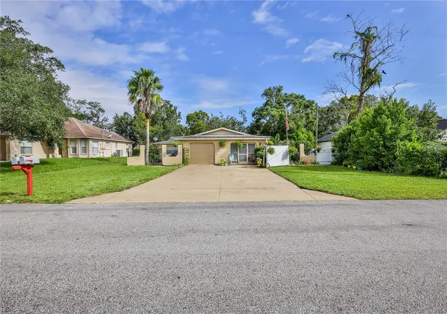 Photo 2 of Multi family home for sale at 7487 Canterbury St, Spring Hill, FL 34606 | MLS# W7889622 | Listing updated on 2026-09-19