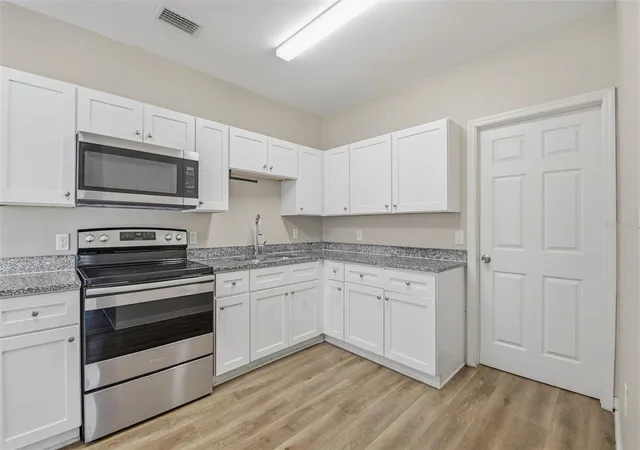 Photo 4 of Single family home for sale at 2141 Mango Ave, Sarasota, FL 34234 | MLS# O6443016 | Listing updated on 2026-09-22