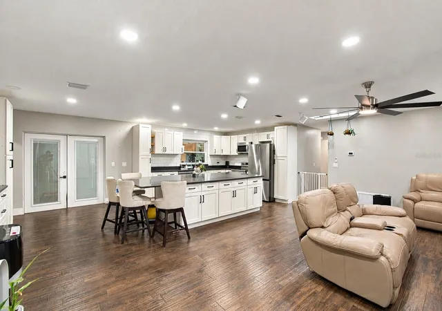 Photo 2 of Single family home for sale at 2210 Edgar Ct, Oviedo, FL 32765 | MLS# O6443017 | Listing updated on 2026-10-09