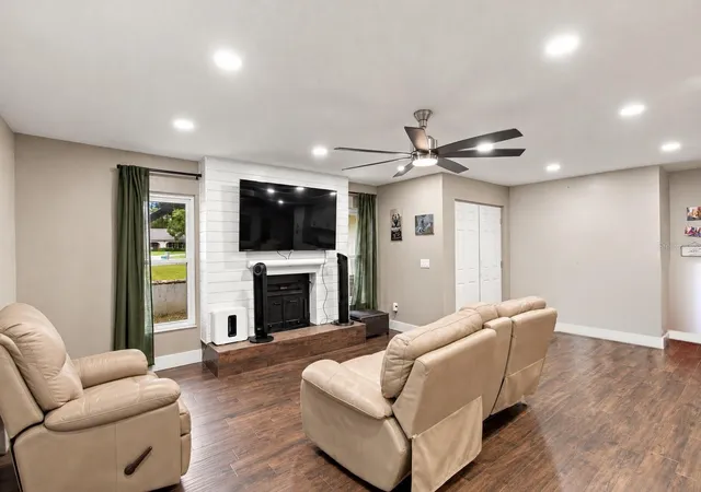 Photo 3 of Single family home for sale at 2210 Edgar Ct, Oviedo, FL 32765 | MLS# O6443017 | Listing updated on 2026-10-09