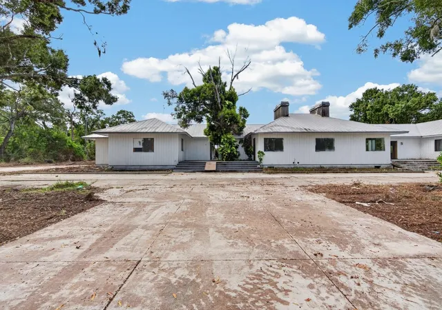 Photo 1 of Single family home for sale at 2140 Desoto Rd, Sarasota, FL 34234 | MLS# A4706622 | Listing updated on 2026-10-01