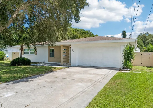 Photo 2 of Single family home for sale at 235 Overbrook Dr E, Largo, FL 33770 | MLS# TB8549970 | Listing updated on 2026-10-03