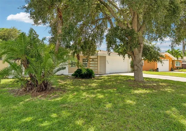 Photo 3 of Single family home for sale at 235 Overbrook Dr E, Largo, FL 33770 | MLS# TB8549970 | Listing updated on 2026-09-19