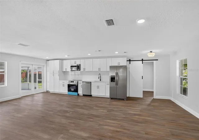 Photo 3 of Single family home for sale at 405 Chestnut Ave, Altamonte Springs, FL 32701 | MLS# O6443059 | Listing updated on 2026-09-19