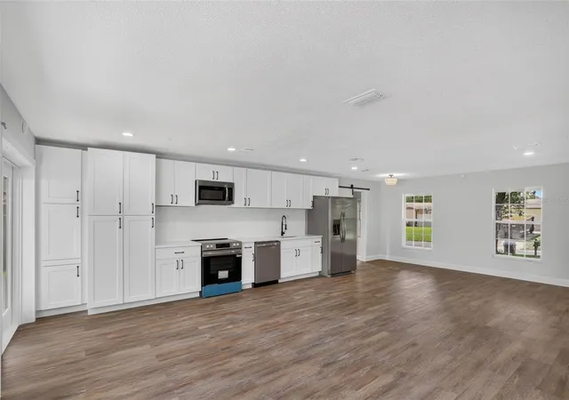 Photo 4 of Single family home for sale at 405 Chestnut Ave, Altamonte Springs, FL 32701 | MLS# O6443059 | Listing updated on 2026-09-19