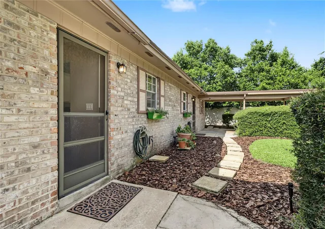 Photo 3 of Multi family home for sale at 330 E Evergreen Ave, Longwood, FL 32750 | MLS# O6443106 | Listing updated on 2026-09-19