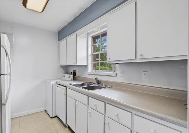 Photo 4 of Multi family home for sale at 330 E Evergreen Ave, Longwood, FL 32750 | MLS# O6443106 | Listing updated on 2026-09-19