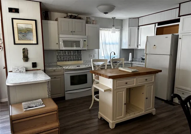 Photo 2 of Manufactured home for sale at 116 Roma Rd, Venice, FL 34285 | MLS# A4706662 | Listing updated on 2026-09-21