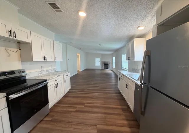 Photo 4 of Manufactured home for sale at 3736 Valley Farm Rd, Lakeland, FL 33810 | MLS# L4965169 | Listing updated on 2026-09-25