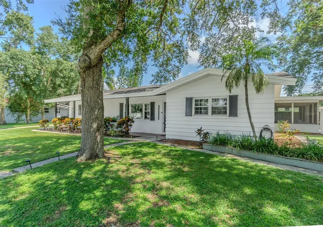 Photo 3 of Single family home for sale at 863 Bay Breeze Ter, Largo, FL 33770 | MLS# TB8550089 | Listing updated on 2026-10-28