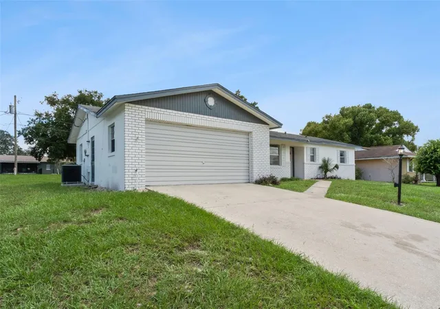 Photo 3 of Sale Pending at 1679 E Apache Cir, Deltona, FL 32725 | MLS# V4951375 | Listing updated on 2026-10-01
