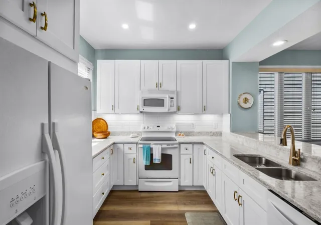 Photo 3 of Townhouse for sale at 521 Forest Way, Longboat Key, FL 34228 | MLS# A4706685 | Listing updated on 2026-10-02