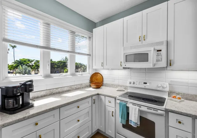 Photo 4 of Townhouse for sale at 521 Forest Way, Longboat Key, FL 34228 | MLS# A4706685 | Listing updated on 2026-10-02